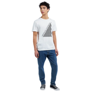 model obučen u Bijelu IMP classic majicu 